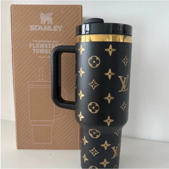 ❤️‍🔥Final Pice Drop ❤️‍🔥Stanley Black and Gold Travel Mug - Picture 3 of 4